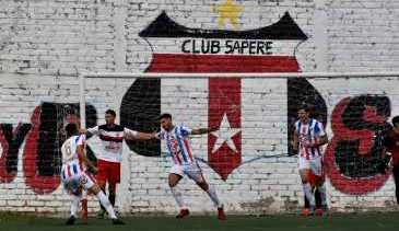 Atlético goleó 5-1 a Sapere, en un partido que no terminó por la inferioridad numérica del local. Fotos: Matías Subat 