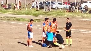 Insólito: se suspendió una de las semifinales de la Confluencia por la lesión del árbitro