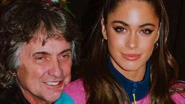 Tini es súper apegada a su padre, quien le produce la carrera artística.-