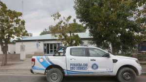 Entró con una escopeta y se robo hasta los pollos congelados de un comercio de Roca