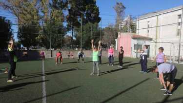 Los encuentros se realizan los martes y jueves, muy temprano en la mañana. Los  adultos mayores disfrutan de espacios lúdicos en los encuentros.  Foto Juan Thomes