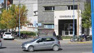 Pinchó un neumático, perdió el control y chocó a otro auto, en Roca