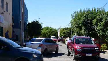 La esquina de calle Misiones y Día del Bancario genera malestar entre los vecinos que denuncian accesos en contramano. Foto Emiliana Cantera.