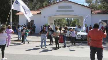 Trabajadores de salud rechazaron la oferta salarial con protestas en el hospital de Roca