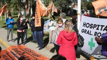 A media mañana se llevó adelante una protesta por salarios en el hospital de Roca. Foto: Juan Thomes