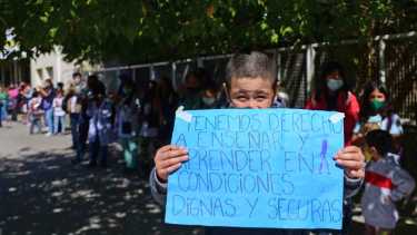 En los últimos días, la comunidad educativa de la Escuela Primaria 95 realizó dos importantes jornadas de protesta en la vía pública. Foto Emiliana Cantera.