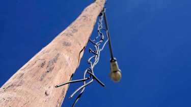 Miles de vecinos amanecieron sin luz hoy en Roca, por el robo de cables. Foto archivo