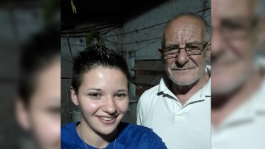 Tehuel junto a su padre Andrés. Foto: gentileza Télam 