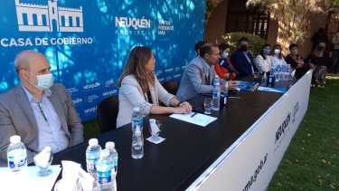 En la conferencia estuvieron presentes las mujeres del gabinete y los referentes políticos. (Oscar Livera)