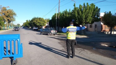 Esta mañana, pasadas las 8, inspectores de tránsito desviaron a los conductores que querían acceder al puente de Mendoza y Gelonch-Perú. Foto Rodrigo Sandoval.