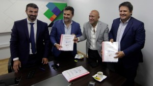 Firmaron el contrato para la construcción del parque solar en la meseta de Neuquén