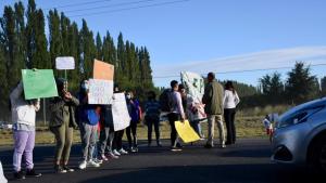 Protestas en la Legislatura y en el centro de Neuquén, y hubo cortes de rutas