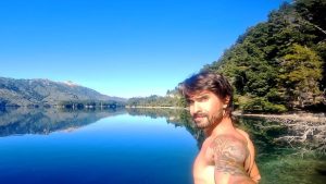 «¿Da para meterse?» Nico y el último chapuzón de verano en Villa Pehuenia Moquehue