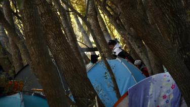 Los vecinos de la toma de Valentina Sur esperan una propuesta a su pedido de un lugar para vivir. (Foto: Matías Subat).-