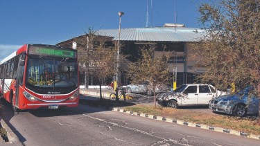 El proyecto de renovación de la terminal de colectivos de Regina, prevé realizar obras tanto en el interior como en el exterior del edificio. Foto Néstor Salas