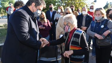 El intendente Mariano Gaido saluda a Noemí Labrune en el parque De Nevares. (Neuquén Capital)