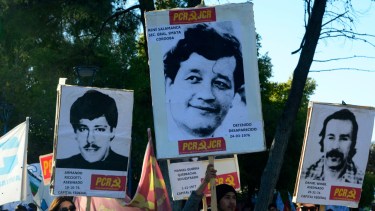 Organizaciones sociales marcharon con fotos de desaparecidos de la región. Foto Andrés Maripe