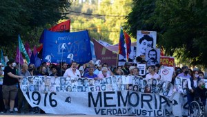 Organizaciones marchan por el centro de Roca por el Día de la Memoria