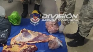Trasladaba 100 kilos de carne de vaca en el baúl de un Clío