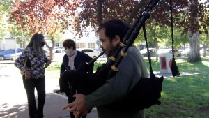 Quién es Piper, el músico que recorre las calles de Neuquén tocando la gaita