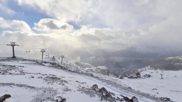 El SMN emitió un alerta por una abundante caída de  de nieve en la zona cordillerana. 
