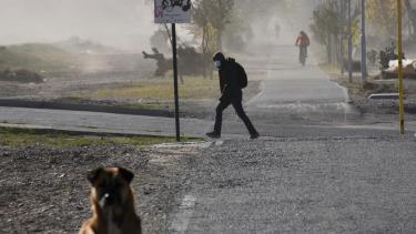 Rige alerta naranja por fuertes vientos para gran parte de Neuquén. (Foto Matías Subat).-