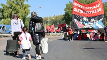 El corte es total en el Puente Carretero de Cipolletti-Neuquén.  Foto: Flor Salto