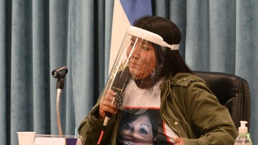 “Era una mujer maravillosa”, afirmó Griselda, sobre su hermana. “La tengo en esta remera”, le dijo al fiscal mientras la agarraba. Foto Florencia Salto.