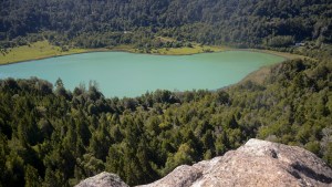 Una laguna del parque Lanín cambió de color y se ve verde