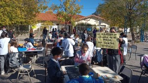 Con una clase pública y corte de calle, sigue el reclamo de la Escuela 95 en Roca