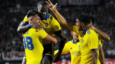 Advíncula le dio la victoria a Boca en La Plata. El Xeneize volverá a vestir la casaca en homenaje a Casa Amarilla. 