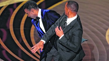 El momento de la agresión en la entrega de los Oscar. 