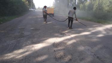 La empresa ganadora de la licitación, inició las tareas de repavimentación de una calle rural de Regina. (Foto Pablo Accinelli)