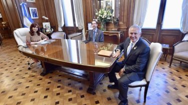 La vicepresidenta recibió al embajador en su oficina del Senado, donde se la vio distendida.-