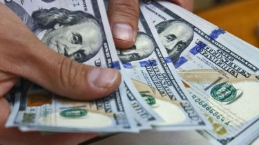 La brecha cambiaria entre el dólar paralelo y el oficial mayorista cede al 80,1%.