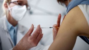 Los contagios de coronavirus bajaron un 50% en Argentina durante el último mes