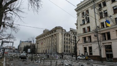 Una vista de la plaza central tras el bombardeo del edificio del Ayuntamiento en Járkov. 