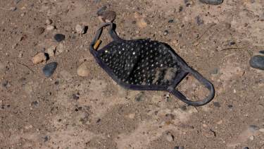 En Neuquén dejód e ser obligatorio el uso del barbijo en comercios, cines y teatros. Foto: Emiliano Ortiz