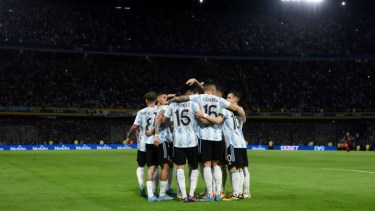 Los jugadores de la selección se abrazan tras el primer gol del encuentro. González empujó una acción colectiva a la red. 