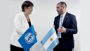 El FMI mejoró la previsión de crecimiento para Argentina en 2022, con una inflación del 51,7%