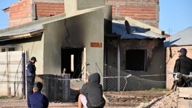 El incendio ocurrió ayer en una vivienda de Fernández Oro. (Foto Florencia Salto) 