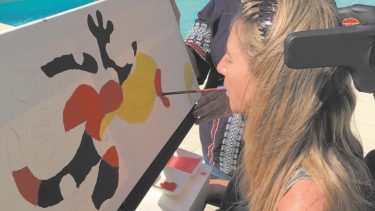 Los efectos de la ELA varían enormemente de una persona a la otra. Cada individuo vive una experiencia muy diferente, desde los síntomas hasta el período de supervivencia.