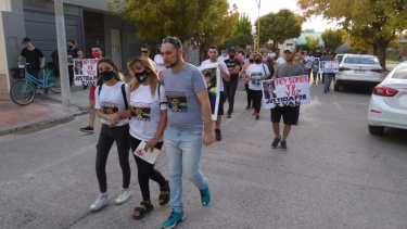 Padres y amigos de Iván Gerle marcharon para pedir justicia por el joven asesinado en Regina. (Foto Pablo Accinelli)