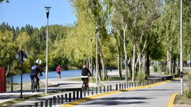 El Paseo Costero sobre el río Limay. Foto: Matías Subat.-