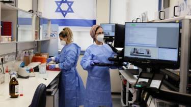 El ministerio de Salud israelí anuncio que hasta el momento la nueva variante no sería de gravedad.