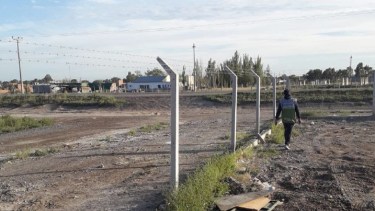 Sólo quedaron las estructuras, tras el robo del alambrado. 