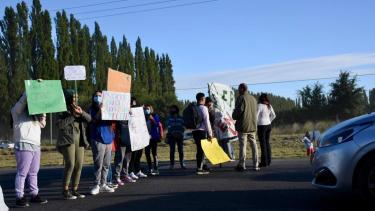 Estudiantes de la EPEA 2 cortaron la Ruta 22 Foto: Matías Subat