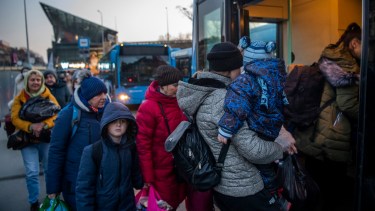 Refugiados de Ucrania arriban a la estación de trenes de Budapest, en Hungría. Foto AP.  