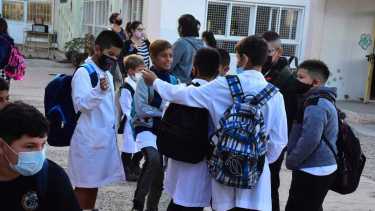 Las escuelas primarias pasarían a tener cinco horas de clases por día.