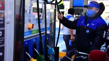 La medida dispone eliminar la cartelería con el código QR en áreas de riesgo en las estaciones de servicio. Foto: Archivo. 